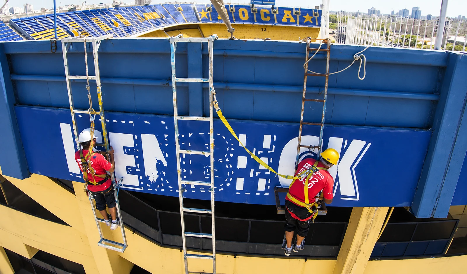 Instalación de gráfica en la cancha de Boca