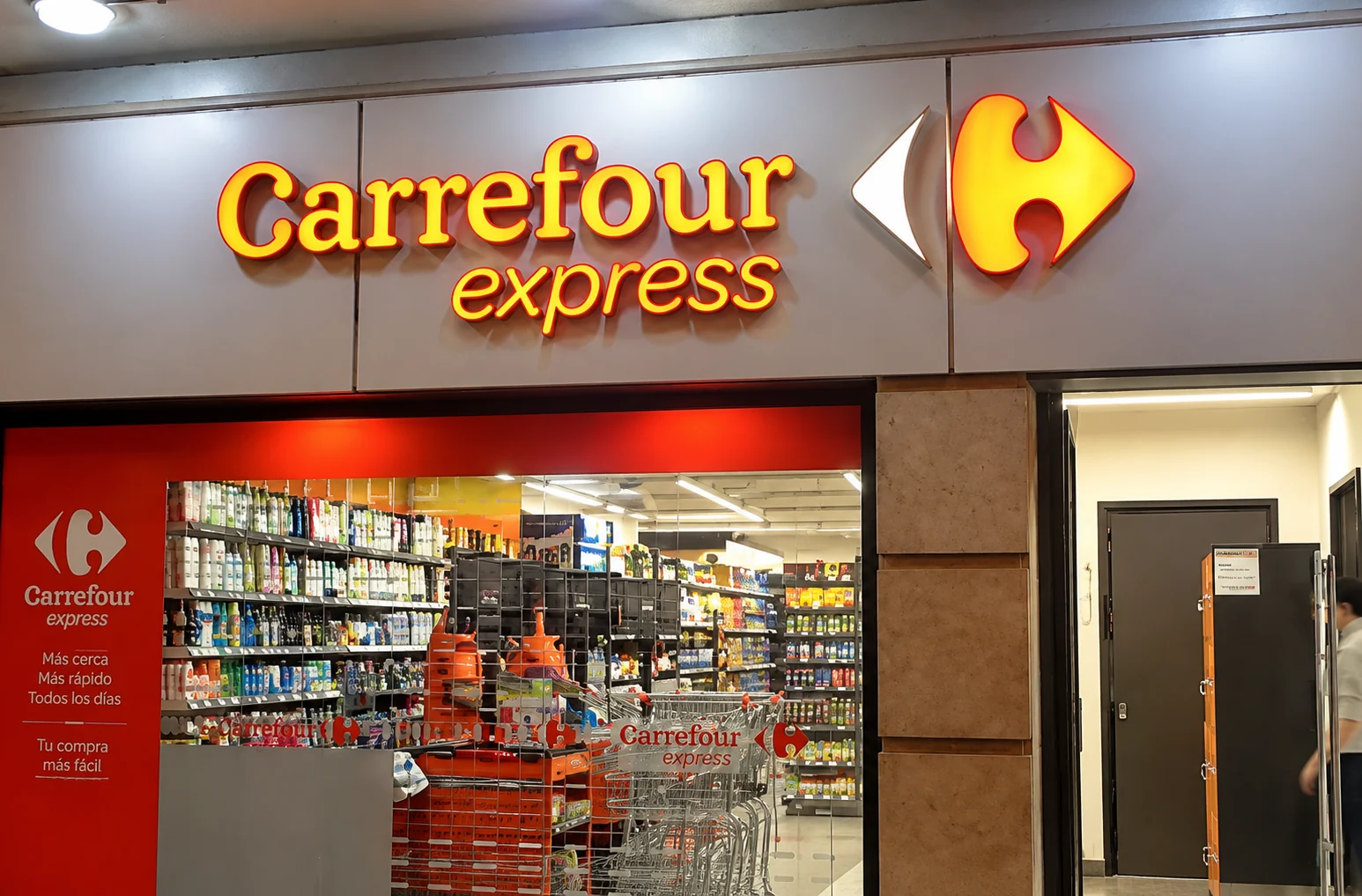 Fachada iluminada de Carrefour Express