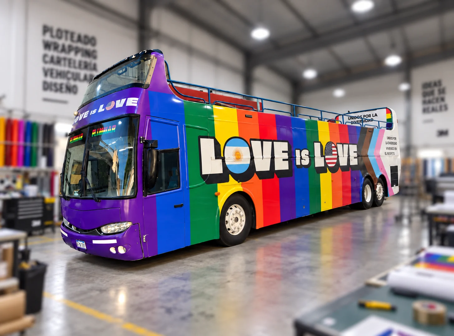 Colectivo con gráfica integral colorida circulando por la ciudad