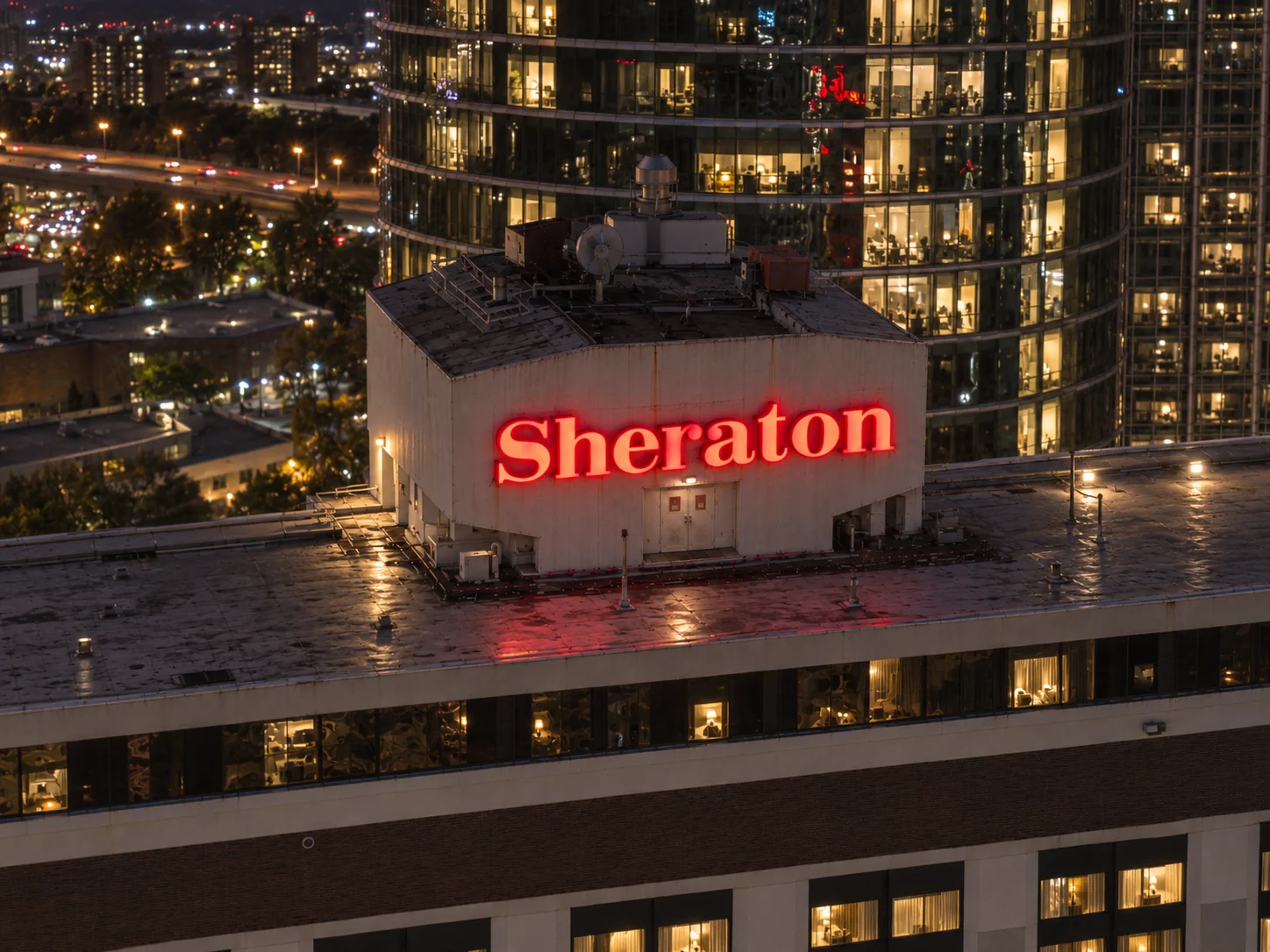 Letras luminosas de Sheraton en su edificio