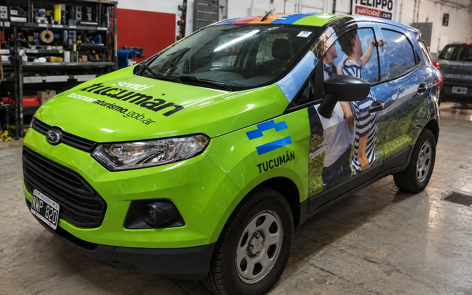 Gráfica vehicular de Tucumán en un automóvil verde