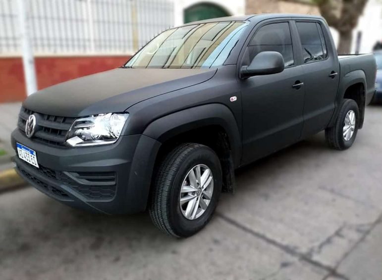 Ploteo completo con vinilo negro mate pleno para camioneta Amarok