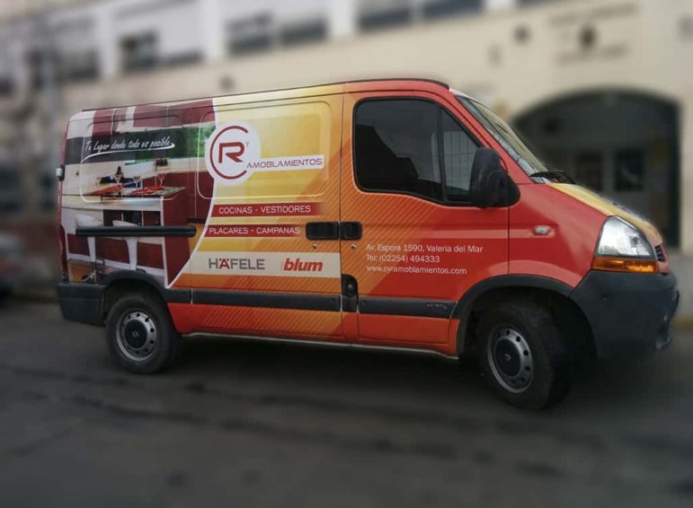 Ploteo total impreso de camioneta de servicios de amoblamiento