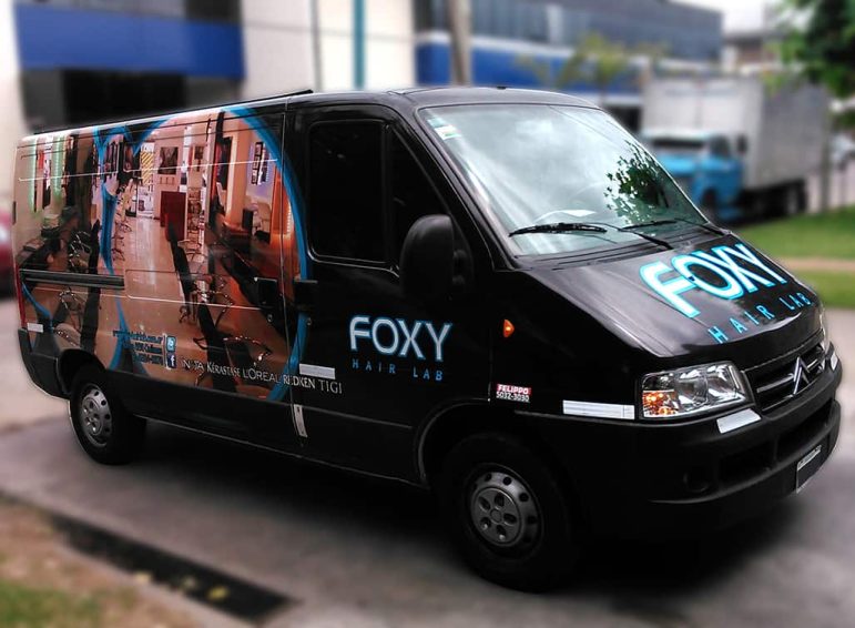 Ploteo completo impreso de camioneta grande para reparto de productos