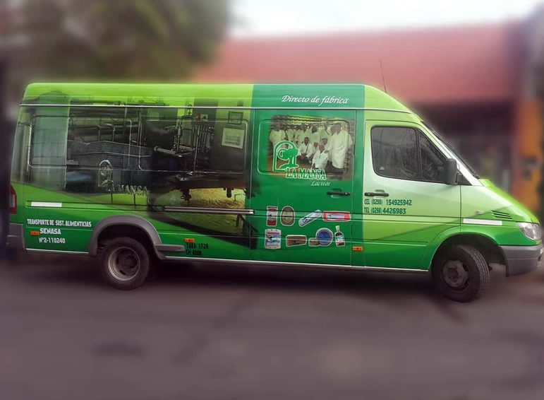 Ploteo completo impreso camioneta grande larga para transporte de alimentos