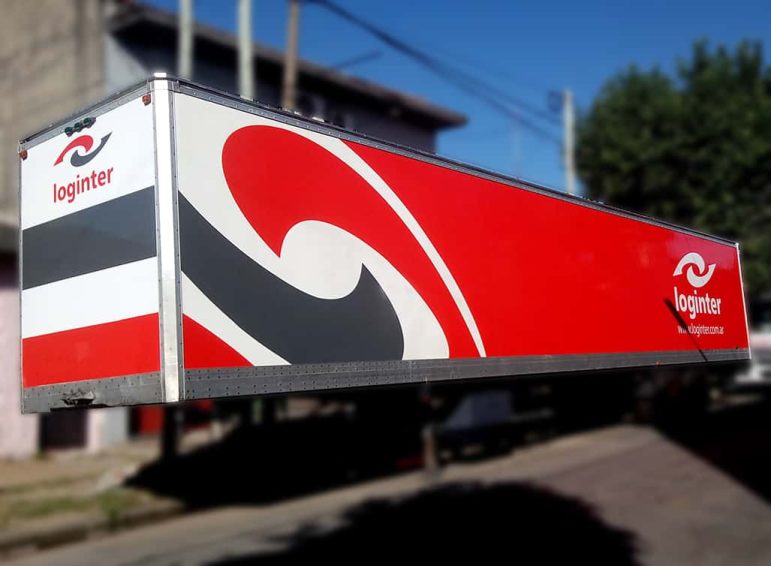 Ploteo total en vinilo de corte para furgón de empresa de transporte