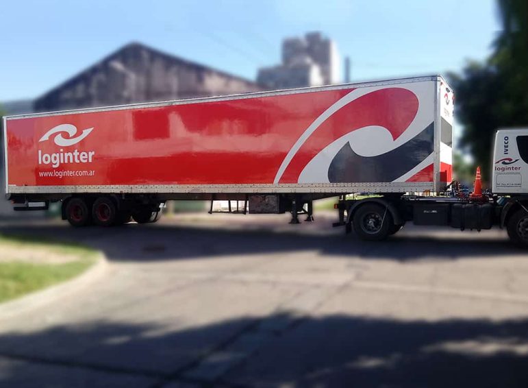 Ploteo total en vinilo de corte para furgón de camión de transporte