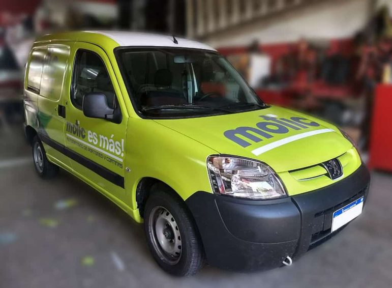 Ploteo completo impreso para camioneta chica utilitaria de servicio