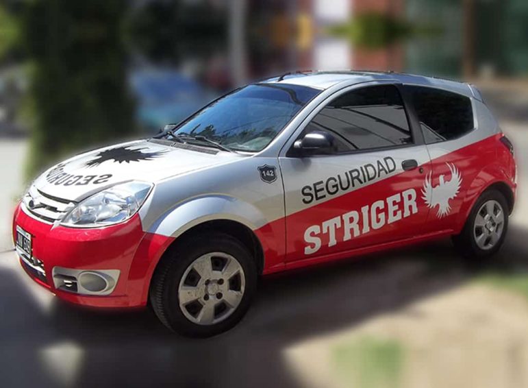 Ploteo parcial en vinilo de corte para auto de seguridad