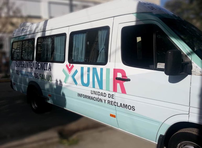 Ploteo completo impreso de camioneta larga para unidad de información móvil