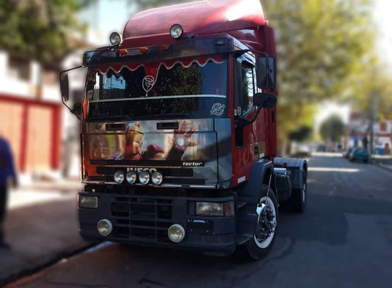 Ploteo completo impreso de camión de transporte sin acoplado