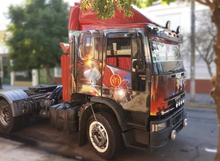 Ploteo completo impreso de camión de transporte sin acoplado