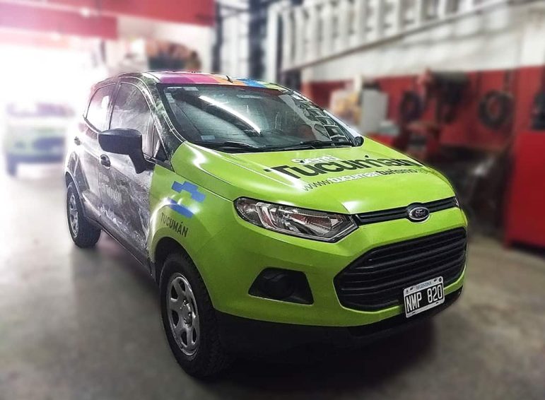 Ploteo completo impreso de auto monovolumen para Tucuman Turismo